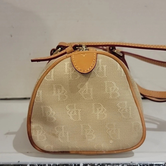 NWOT - DOONEY & BOURKE SHOULDER HANDBAG PURSE WITH IMPERFECTIONS - Picture 4 of 11